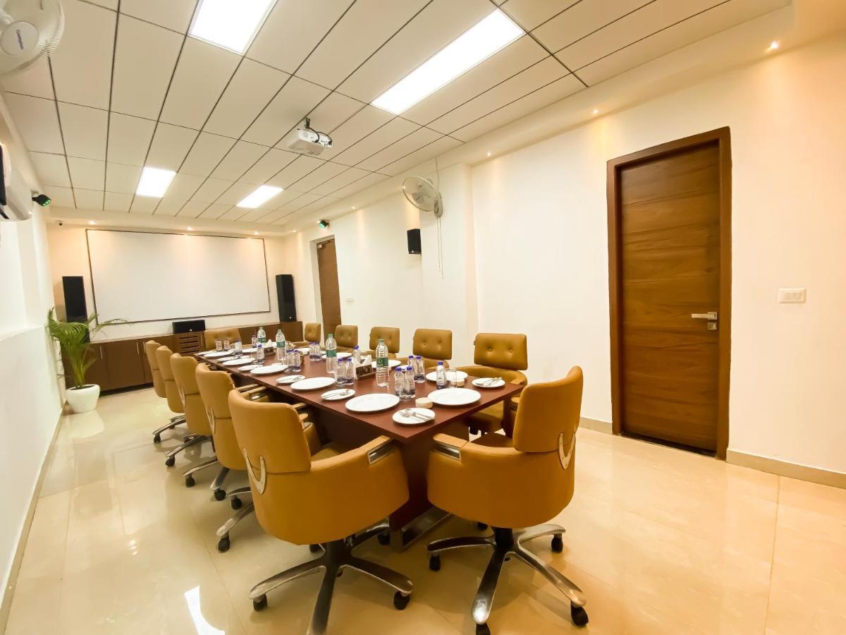 Sky Suites Γκουργκάον Εξωτερικό φωτογραφία