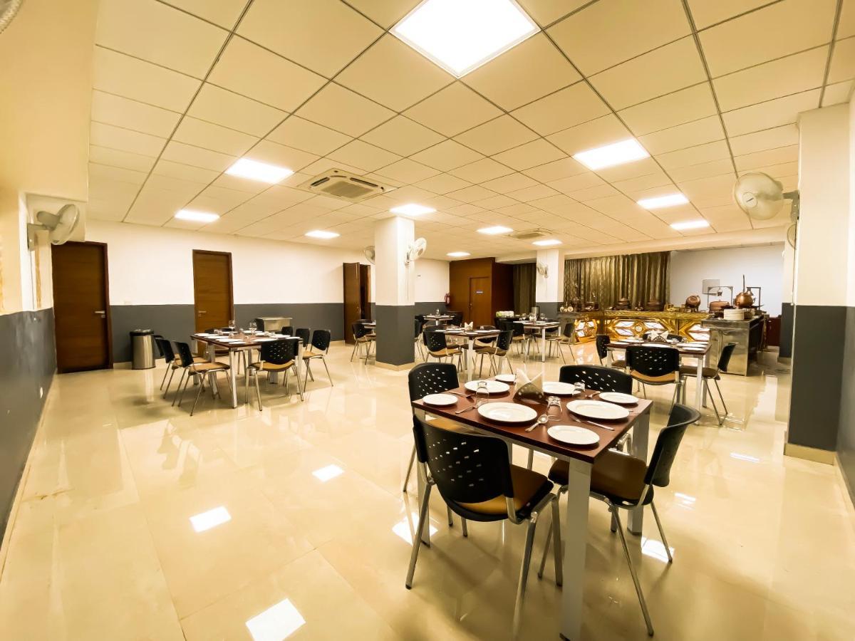 Sky Suites Γκουργκάον Εξωτερικό φωτογραφία