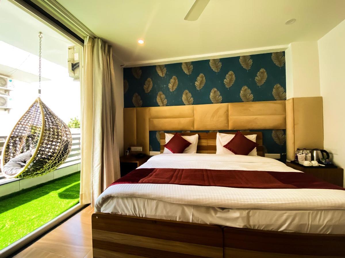 Sky Suites Γκουργκάον Εξωτερικό φωτογραφία