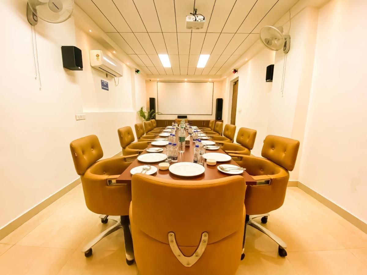 Sky Suites Γκουργκάον Εξωτερικό φωτογραφία