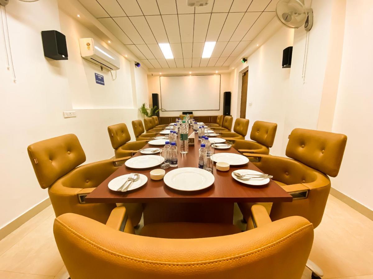 Sky Suites Γκουργκάον Εξωτερικό φωτογραφία