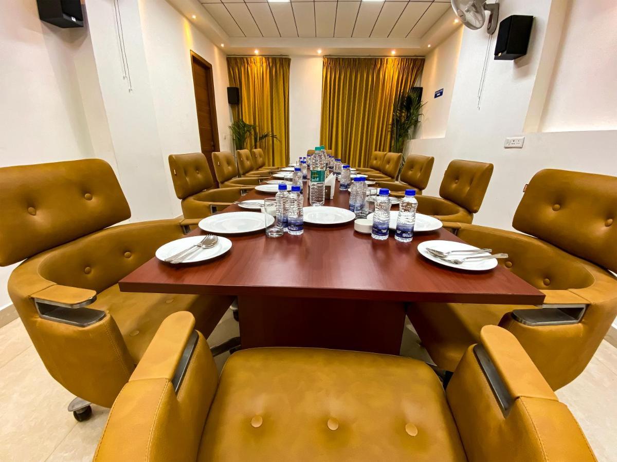 Sky Suites Γκουργκάον Εξωτερικό φωτογραφία